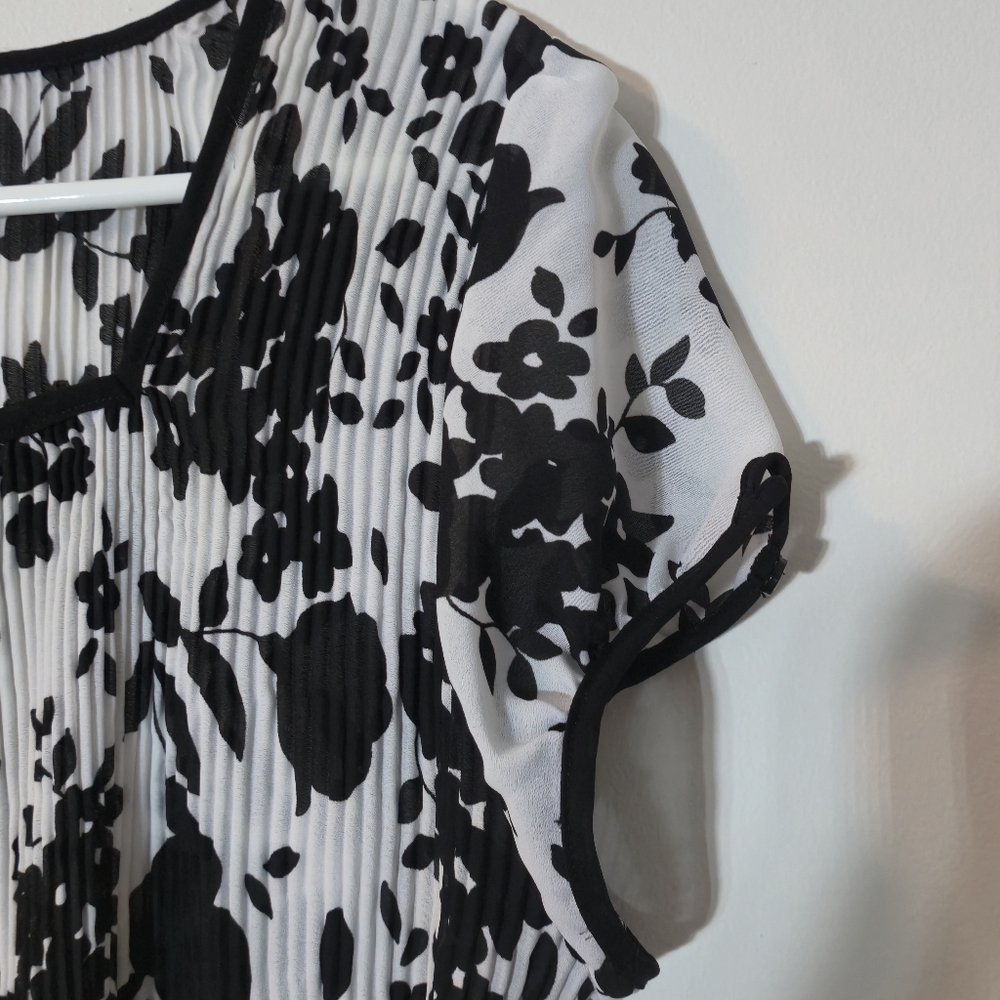 Denver Hayes XL Floral Blouse Black White Short Sleeve Plissé Pleated Transition - Picture 4 of 16
